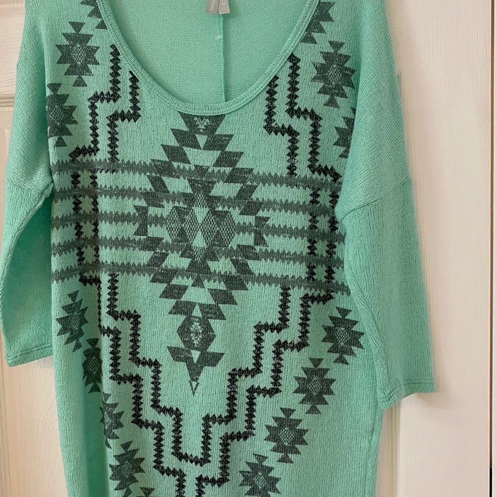 Light long sleeve sweater.